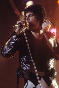 Freddie_Mercury_performing_in_New_Haven,_CT,_November_1977 1000 (wikipedia.org)