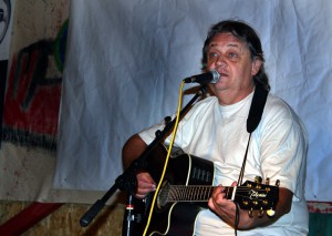 Mircea Vintila, intr-un recital in Vama Veche 2006 (wikipedia.org)