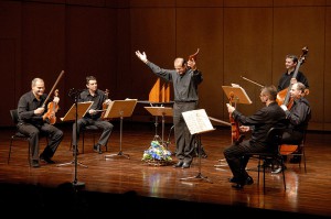 800px-GHEORGHE_ZAMFIR_&_TRAFFIC_STRINGS (SonArt Artist Management)