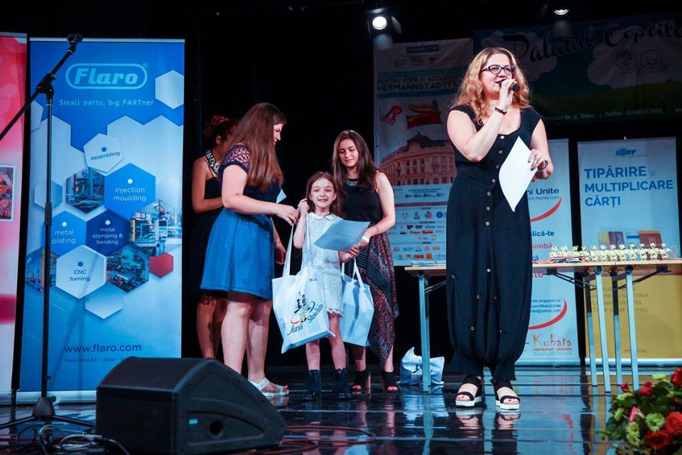Foto Rodica Popa Comăniciu - interpretă de muzică populară oferind premii la festivalul HERMANNSTADTFEST 2016 (foto Hermannstadfest by TakeaSmile.ro)