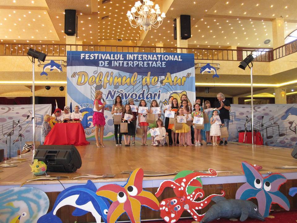 Fericitii castigatori ai Premiului II, alaturi de Mihai Constantinescu (foto Vio Parja)