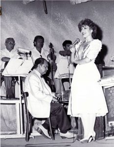 corina-chiriac-si-orch-dirijata-de-maestrul-sile-dinicu-www-corinachiriac-ro