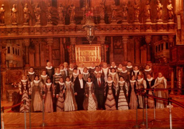Corul Madrigal impreuna-cu-dl. Coriolan Babeti - Director ICR Venetia -1994-la-basilica-san-marco-venetia-italia (foto arh. Madrigal)