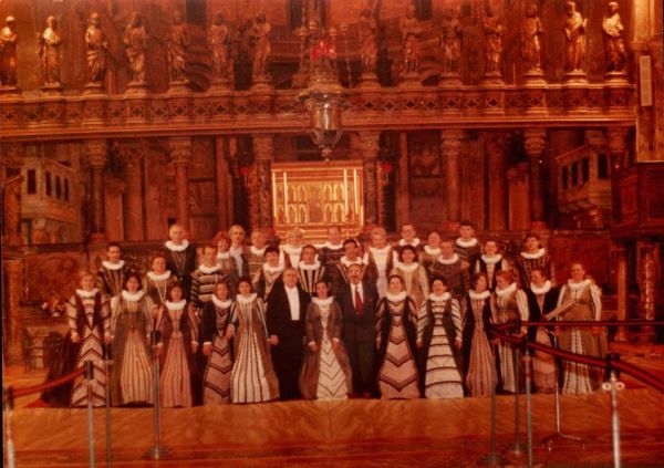 Foto Corul National de Camera MADRIGAL, Dirijor Marin Constantin cu dl. Coriolan Babeti - Director adj. al ICR de la Venetia in Basilica San Marco, Italia, 1994 ( arh. Muz. Marin Constantin)