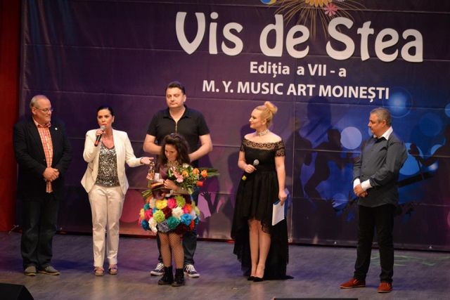 Juriul festivalului acorda Trofeul Patriciei Crisan (foto by Centrul Cultural LIRA - Moinesti)
