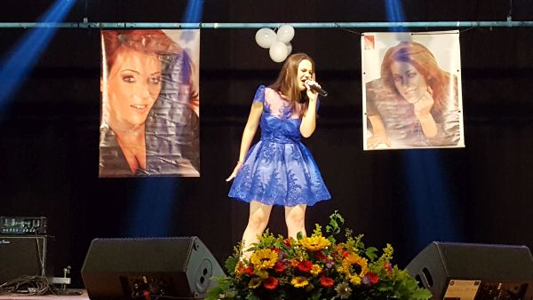 Denisa Parvu - Premiul TINERE TALENTE Radio Romania Regional si Trofeul Hermannstadfest pentru cea mai buna interpretare a unei piese romanesti.600 (foto by Bogdan Dragomir)