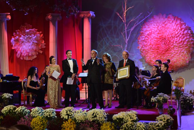 Dr. Teodor Vasiliu - inițiatorul Casei Romanței și autorul monografiei „Istoria Crizantemei de Aur” - Diploma de excelenţă din partea UNESCO la Festivalul Crizantema de Aur 2017 (foto by Bogdan Dragomir)