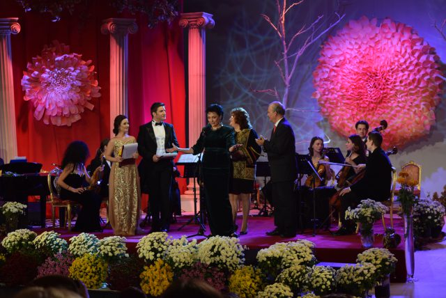 Alina Mavrodin Vasiliu - director artistic al festivalului Crizantema de Aur și director al Centrului Cultural pentru UNESCO „Cetatea Romanței” Târgoviște primeşte Diploma de excelenţă UNESCO 2017 (foto by Bogdan Dragomir)