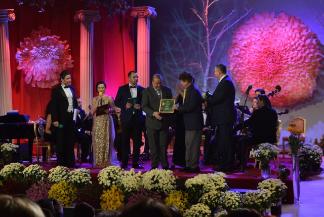 Premiul I secţiunea Creaţie - Dumitru Lupu, în foto primeşte premiul interpretul Marian Stere, la Festivalul Crizantema de Aur 2017 (foto by Bogdan Dragomir)