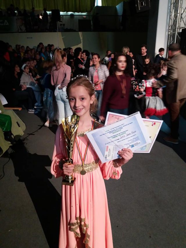 Foto Sofia Onica - Premiul Tinere Talente - Radio România Regional şi Trofeul Grupei la Festiv. Neghinita 2017 (foto arh. Sofia Onica.facebook.com)